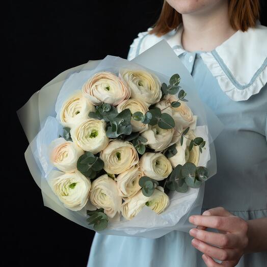 Ранункулюс 15 шт с эвкалиптом в букете «Очарован тобой»