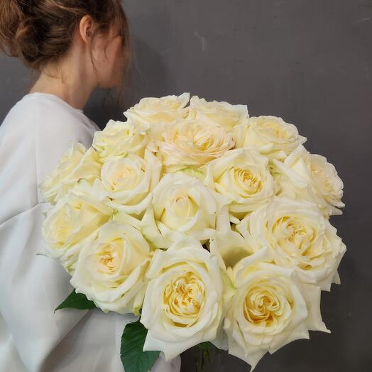 Bouquet of 15 roses Ecuador Candlit