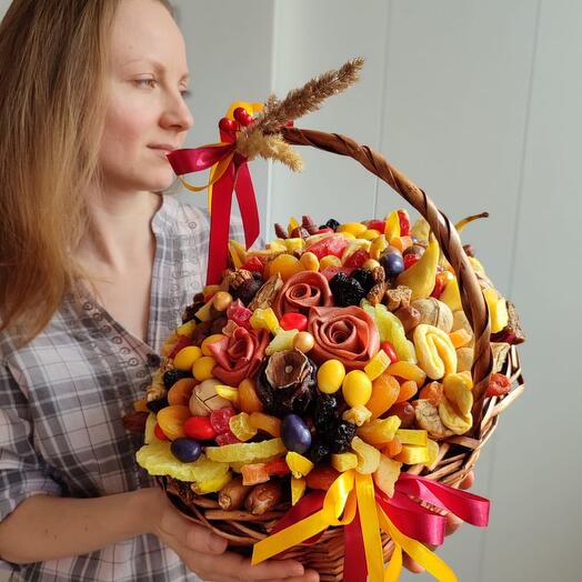 Осеняя корзина с орехами и сухофруктами