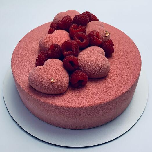 Муссовый торт с розовым велюром, муссовыми сердцами и малиной для мамы