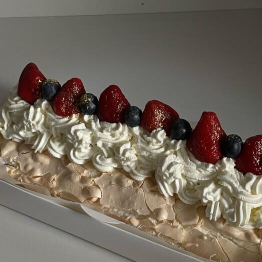 Меренговый рулет с клубникой