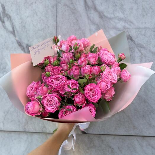 Ramo volumétrico de rosas de peonía arbustivas