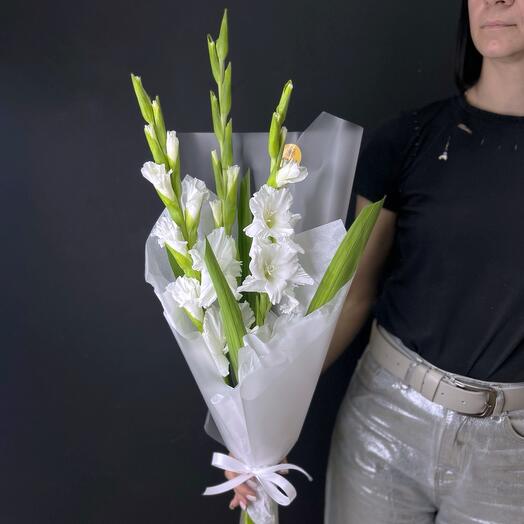Белый снег. Букет из гладиолусов