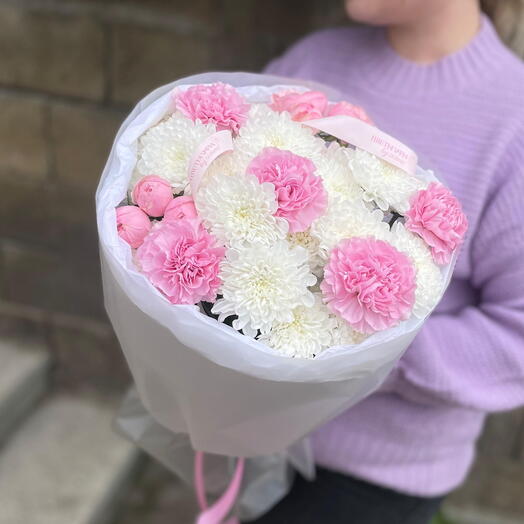 🌺11 Bush branches of Giselle roses in a stylish design