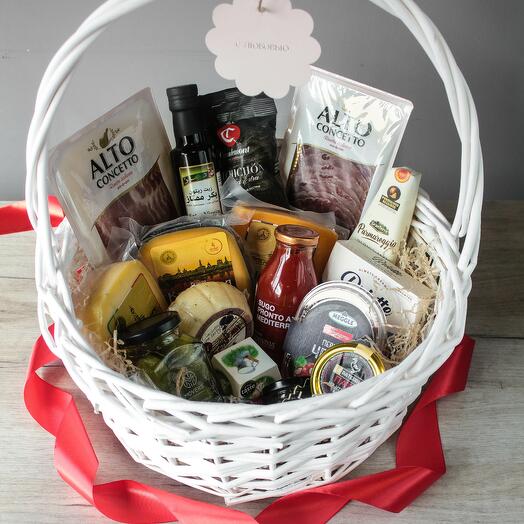 Набор подарочный сыр и деликатесы "Гастрономический" в корзине (арт.3400)