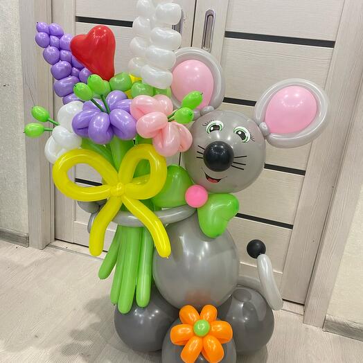 Мышонок с букетом