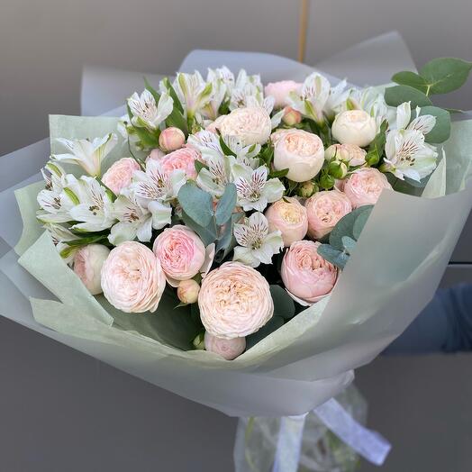 The most stylish bouquet with bush roses and ice cream