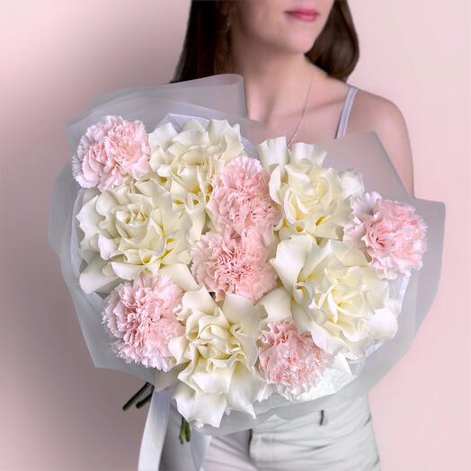 Воздушный нежный букет белая французская роза и розовый диантус