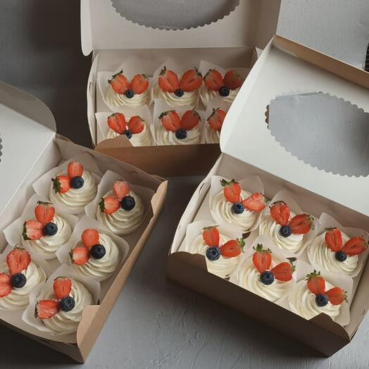 Набор капкейков с ягодами на большую компанию
