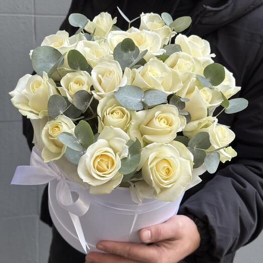 Белая роза с эвкалиптом в коробке