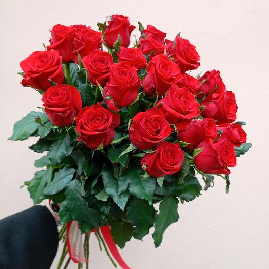 Моно букет из 25 алых роз