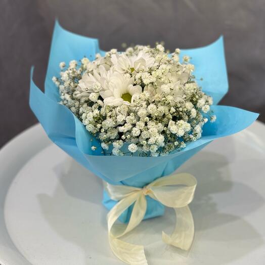 Bouquet of daisies and gypsophila in a cup and packaging