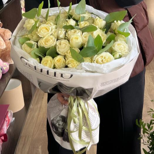 Букет из белых кустовых роз