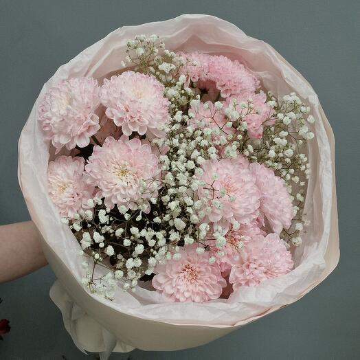 Букет с розовой хризантемой и белой гипсофилой для мамы