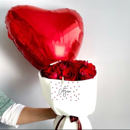 Букет алых роз и сердце-шар 🌹