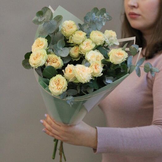 Букет из 3 веток кружевной кустовой розы с эвкалиптом