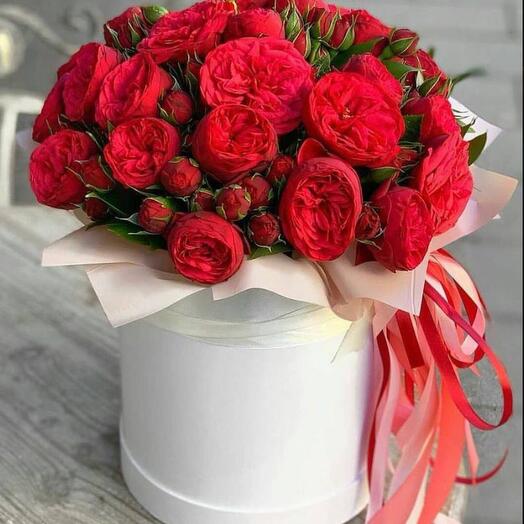 Bouquet of Red Piano roses in hatbox