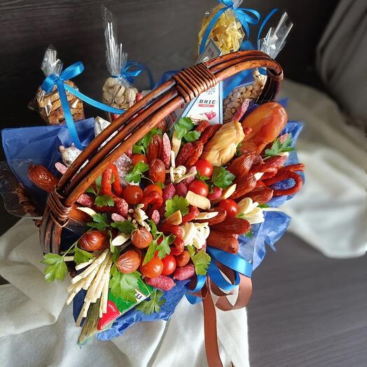 Подарок мужчине, мясная корзина с сыром и колбасами