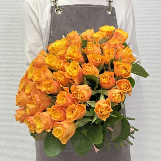 Ramo de 51 rosas naranjas de Kenia con cinta