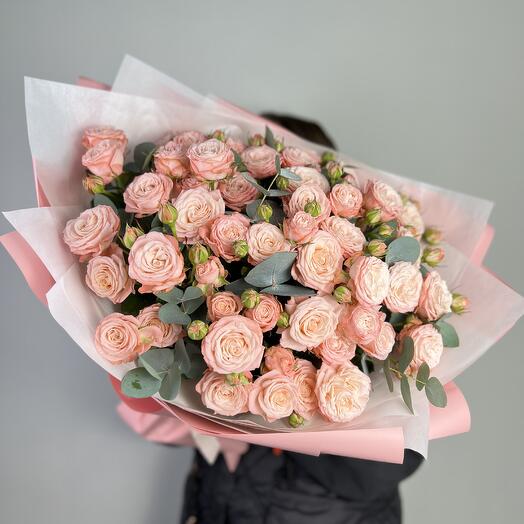 Chic peonía arbustos rosas con eucalipto en un exuberante ramo (paquete de 9)