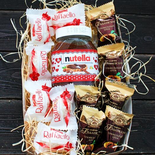 Подарочный набор с шоколадной пастой Nutella и конфетами Raffaello