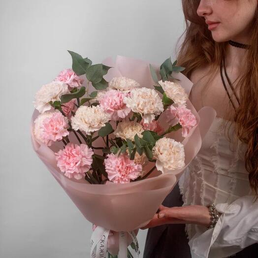 Букет из нежных гвоздик с эвкалиптом, 19 шт