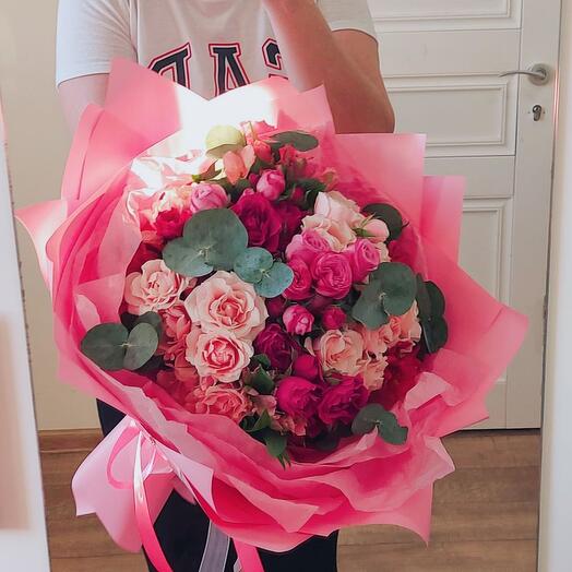 Букет из кустовых роз и диантусов "Ягодное настроение"💗🩷️