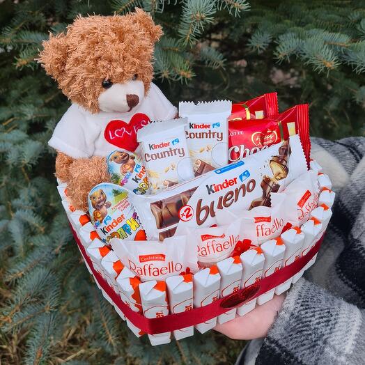 Сладкий подарок сердце из киндеров сладостей и мягкой игрушки