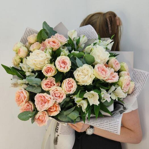 Ramo L con rosas y alstroemeria en arreglo + regalo