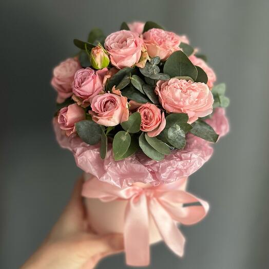 Цветы в коробке: кустовая пион роза с эвкалиптом «Madam»