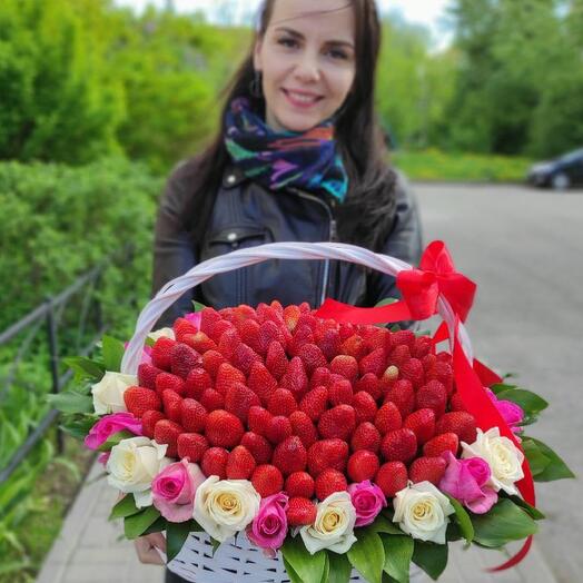 Корзина с клубникой