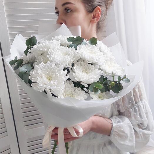 Белоснежный букет из кустовых хризантем и эвкалипта