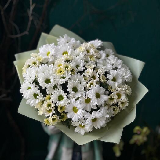 Bouquet of chrysanthemums and santini (daisies)
