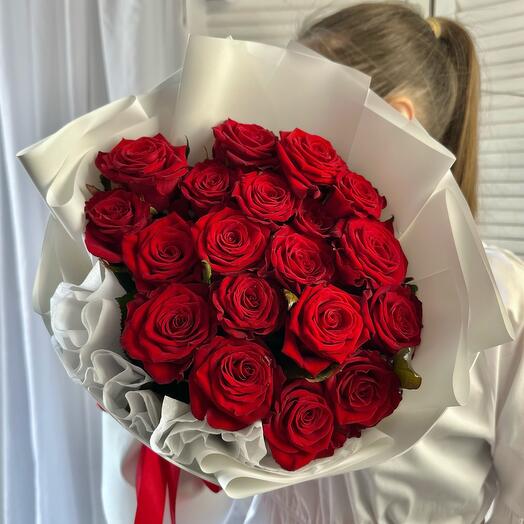 АКЦИЯ 🌹19 красных роз в дизайнерской упаковке белый️ Размер S