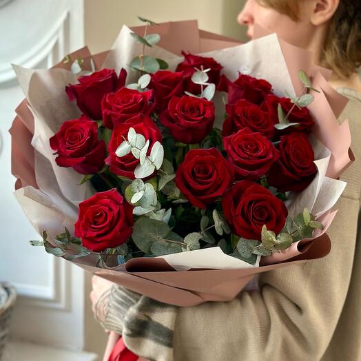 Роскошный букет из красных роз с эвкалиптом 🌹