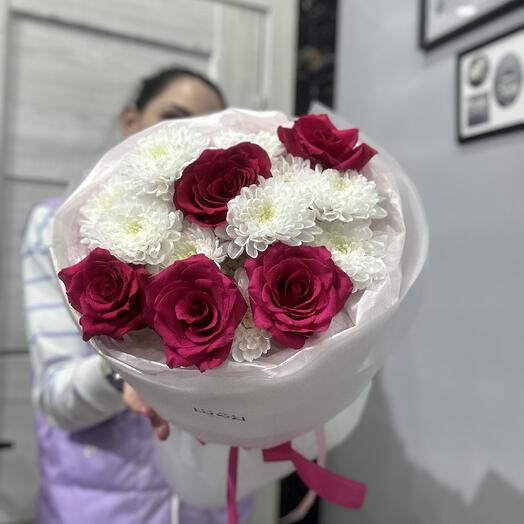 Сборный букет с розовыми розами💕