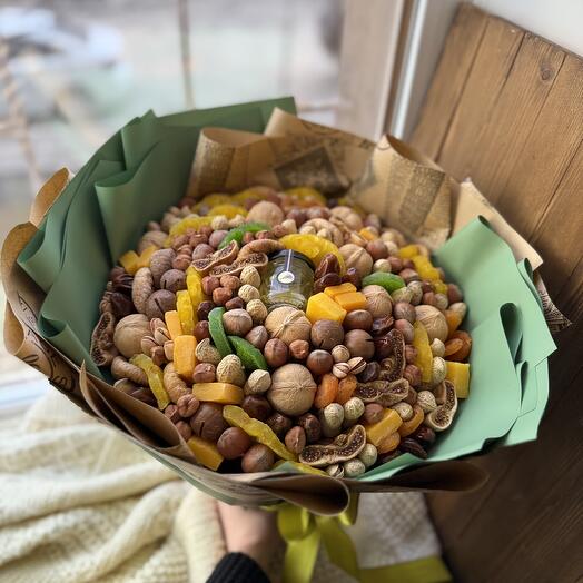 Букет из крем меда, сухофруктов и орехов