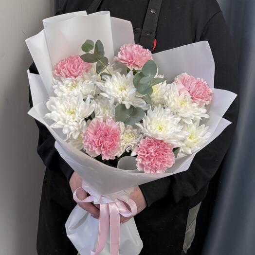 Un lindo cumplido. Ramo de crisantemos y Dianthus