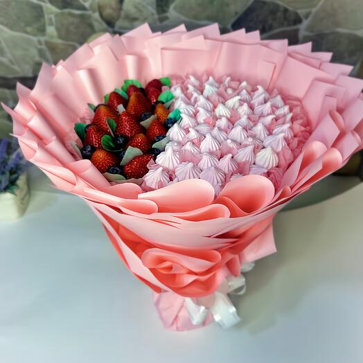 Букет из клубники и безе