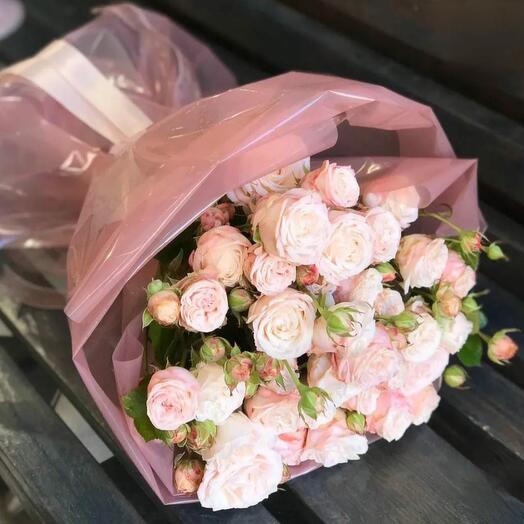 Букет нежных кустовых пионовидных розочек