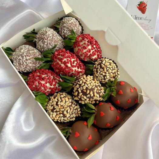 Клубника в молочном, темном и белом шоколаде «Red love» 12 ягод