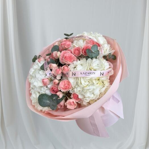 Букет с гортензией  и розами