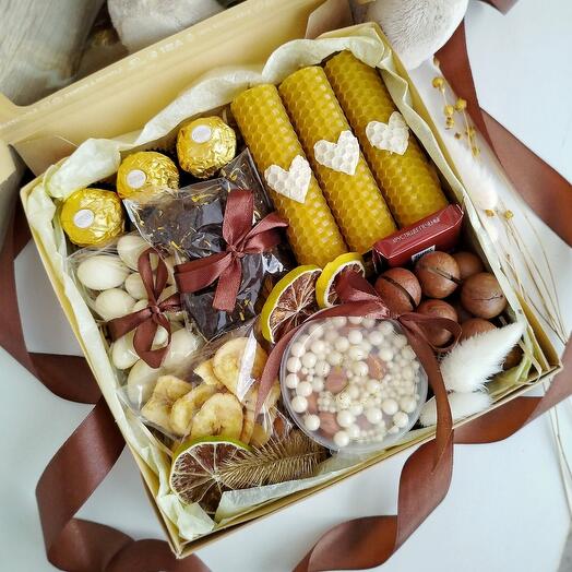 Тёплый подарочный набор со свечами из натуральной вощины, чаем, орешками и сладостями (S)