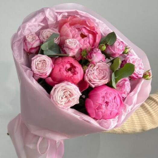Розовый букет с пионами и кустовыми розами 🌸