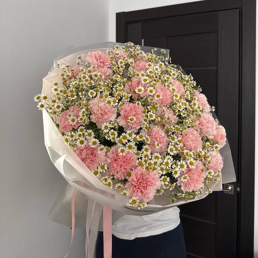 Пышный букет диантусов и летних ромашек 🌸️