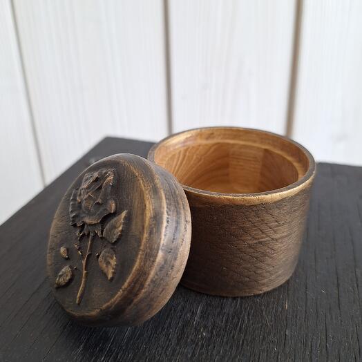 Деревянная шкатулка бронзового цвета