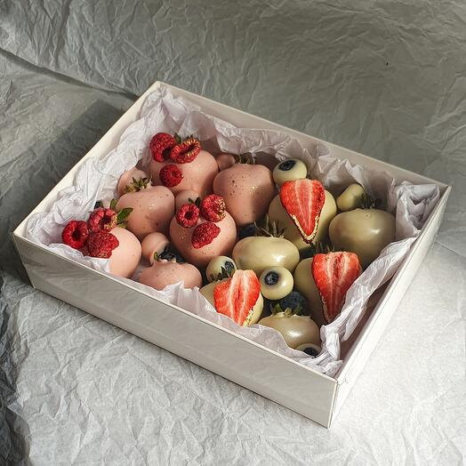 Клубника в шоколаде (клубника + голубика) для любимой мамы