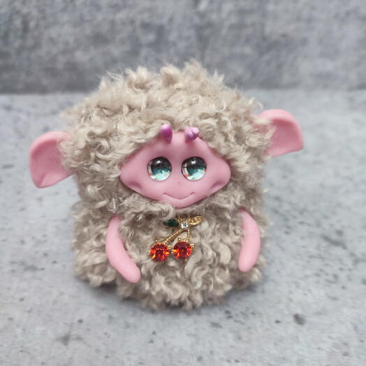Игрушка ручной работы маленький барашек в вязаной корзинке