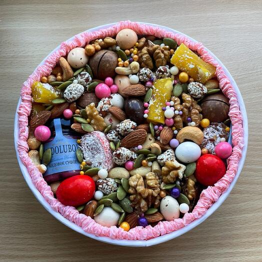 Коробка с орешками и сладостями