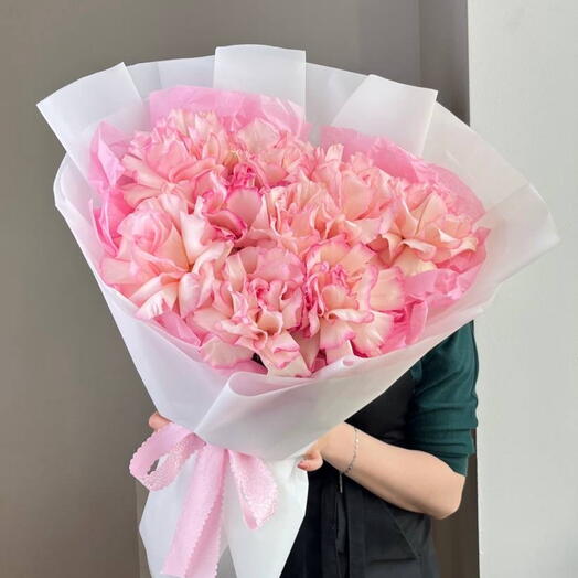 Букет из роз крупных и ажурных